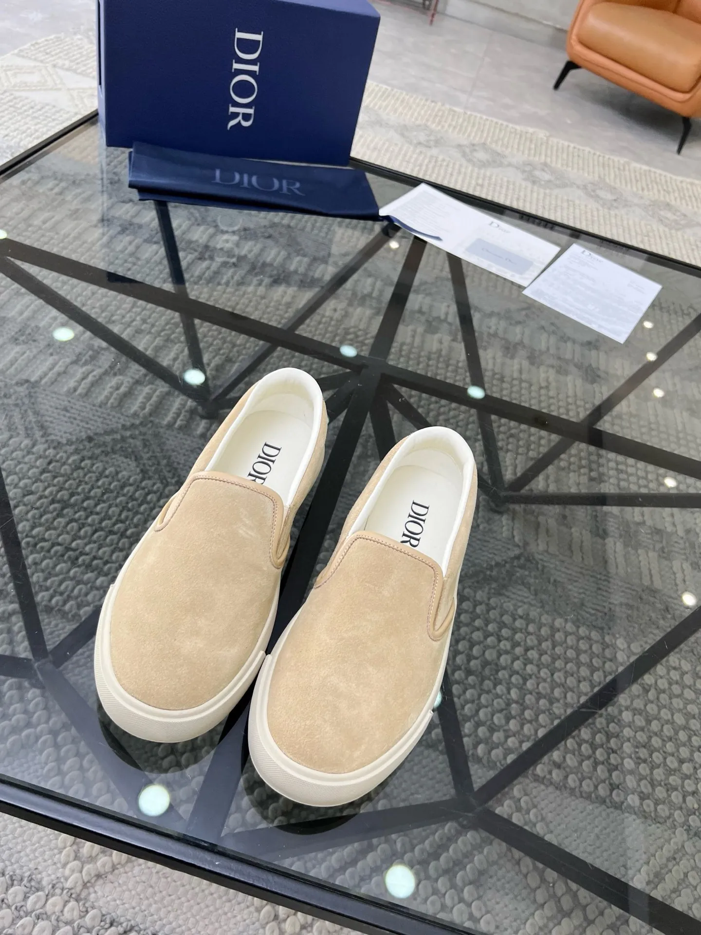 Factory price: 380💰D 🔍Top purchasing agent🇮🇹 Dior's super popular sneakers, popular sneakers, new products are synchronized with the counters. The uppers are imported cowhide from Italy. It is perfectly reproduced with complex craftsmanship that is a must-have for fashionistas. Imported soft water-dyed cowhide lining and foot pads Sole: The original sole is specially provided by the original factory, the exclusive movable molded sole is super comfortable, the original factory follows the order, 🔍🔍high quality, you can enter and exit the counter at will, welcome to compare, the code number is 39-44 (38 45 can be ordered)
